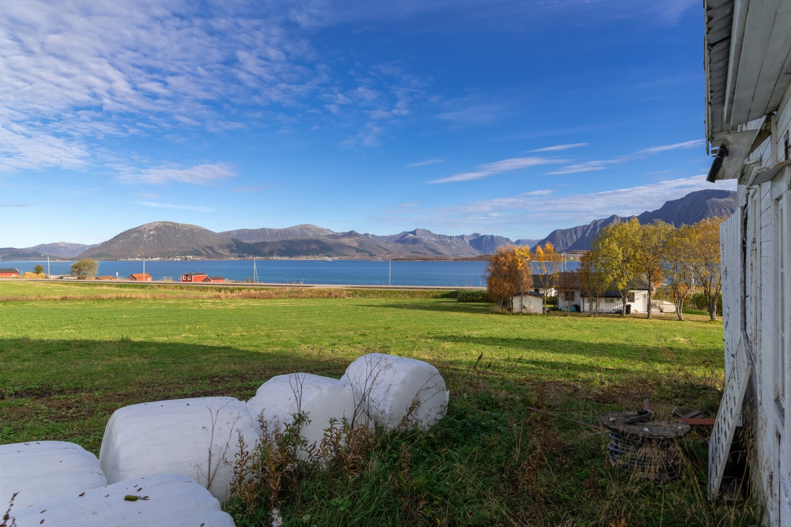 Flott utsikt mot sjø og fjell! Galleribilde