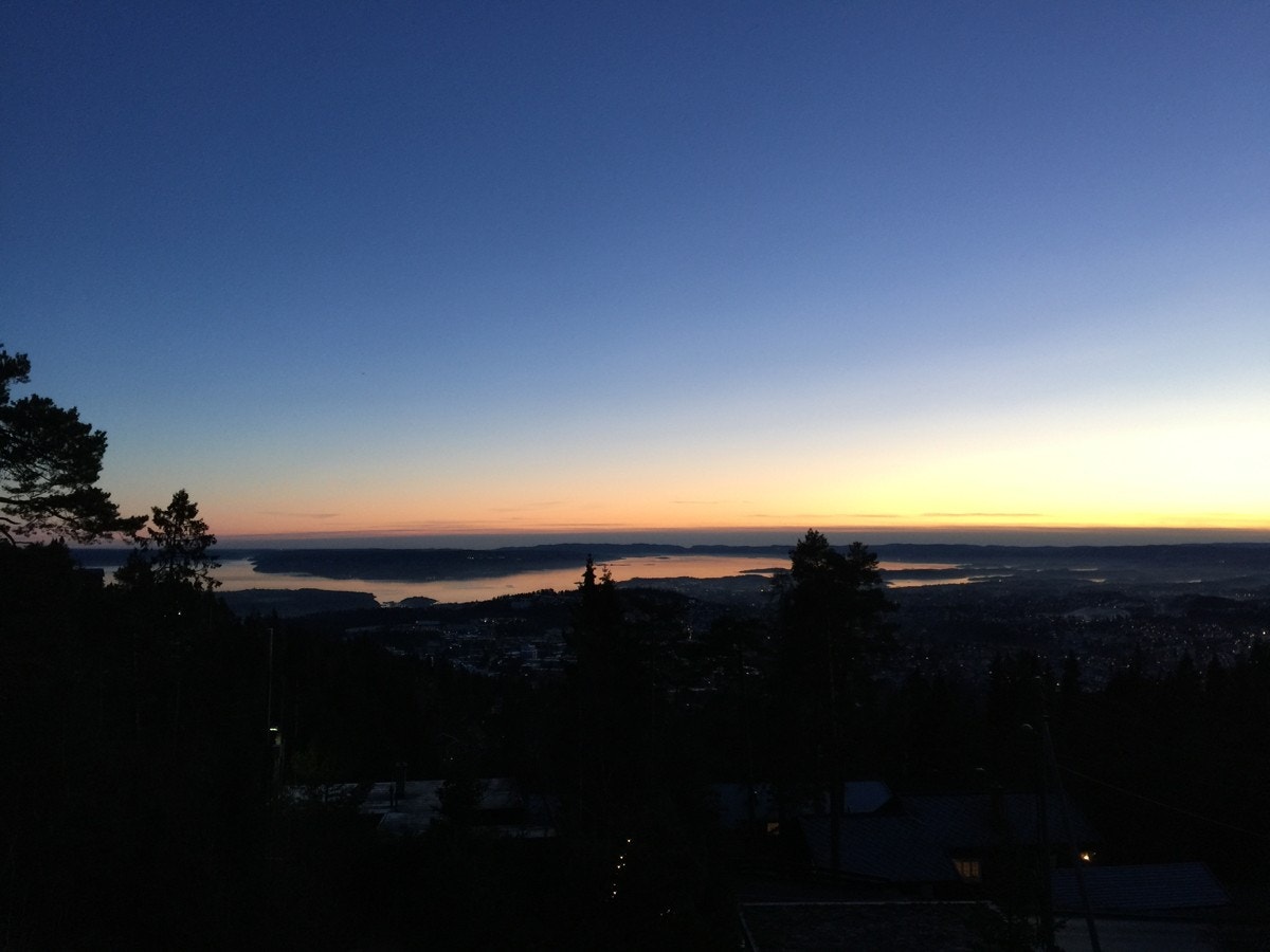 Magisk natthimmel over by og fjord Galleribilde