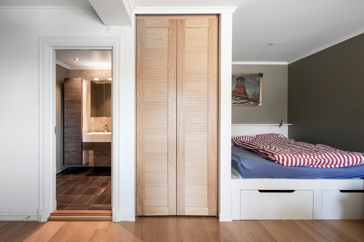 Soverom med snekkerbygget seng Galleribilde