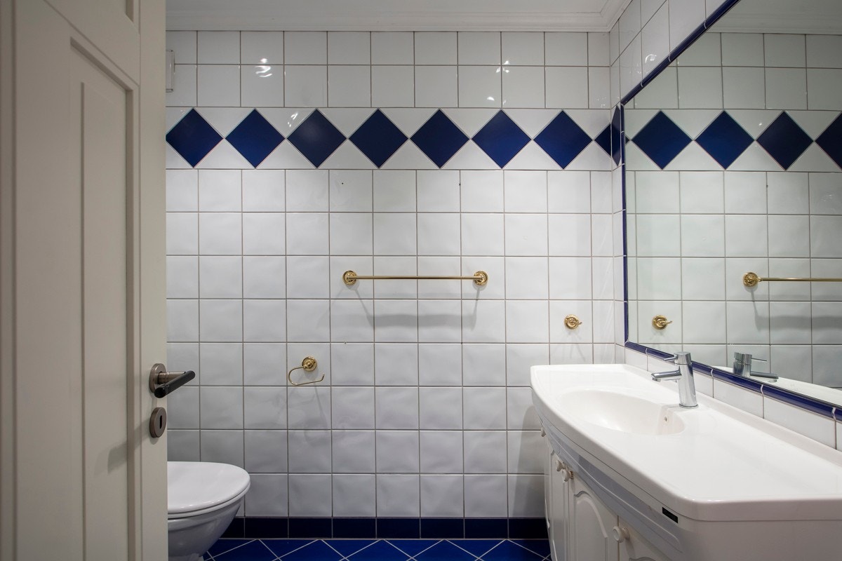 Bad i gjestedel i u. etasje Galleribilde