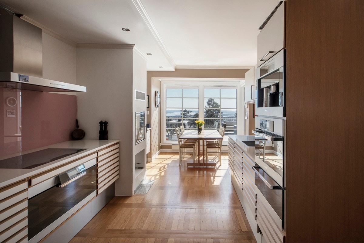 Lekkert Uno form kjøkken med "alt" av integrerte hvitevarer fra Miele Galleribilde