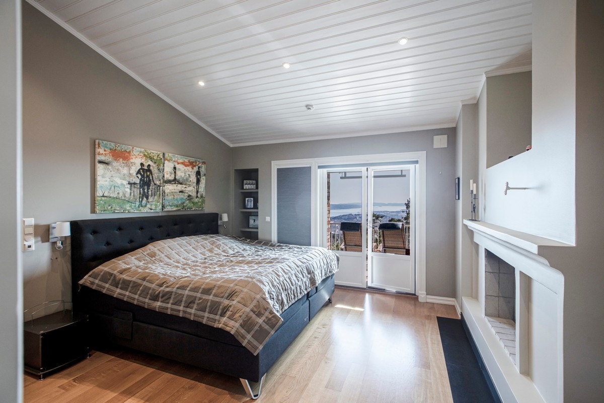 Eksklusiv master avdeling med peis, walkin garderobe og eget lekkert bad samt balkong Galleribilde