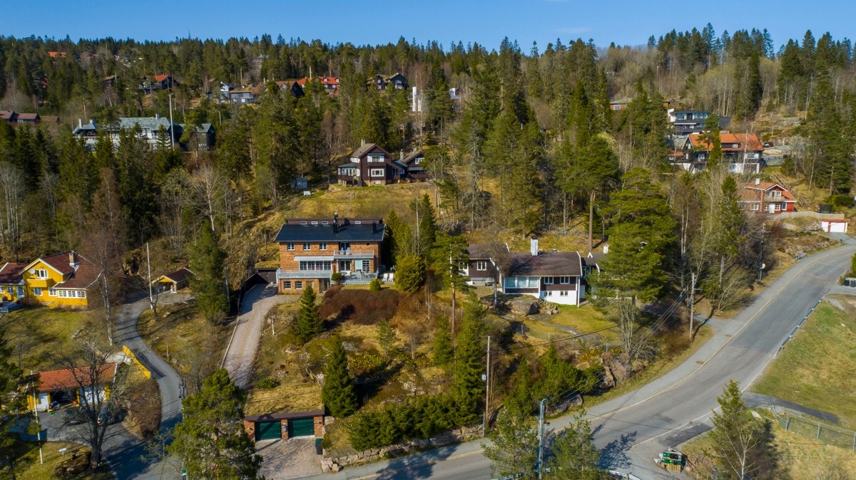 Murvillaen ligger i sydvestvendt skrånende terreng på Voksenlia rett ved Holmenkollen skianlegg Galleribilde