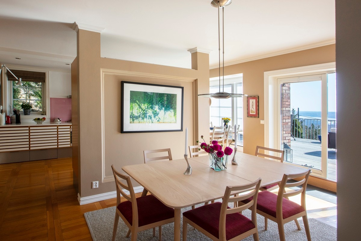 Lys spisestue også denne med peis Galleribilde