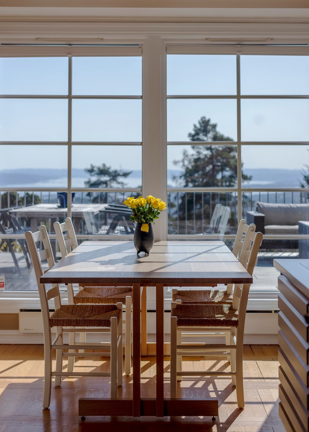 Vinduer fra gulv til tak på kjøkkenet sørger for ikke å gå glipp av noe utsikt Galleribilde