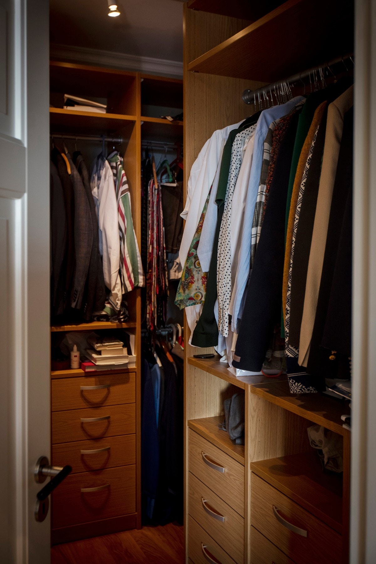 Romslig walk-in garderobe i masteravdelingen Galleribilde