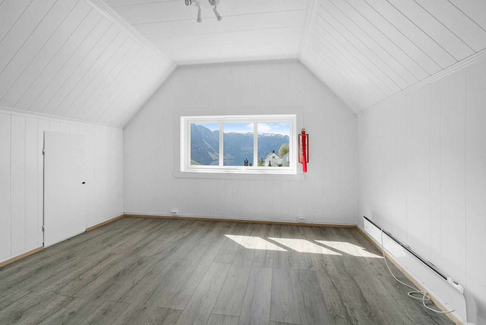 Loftet er i dag innredet med to soverom + disponibelt rom Galleribilde