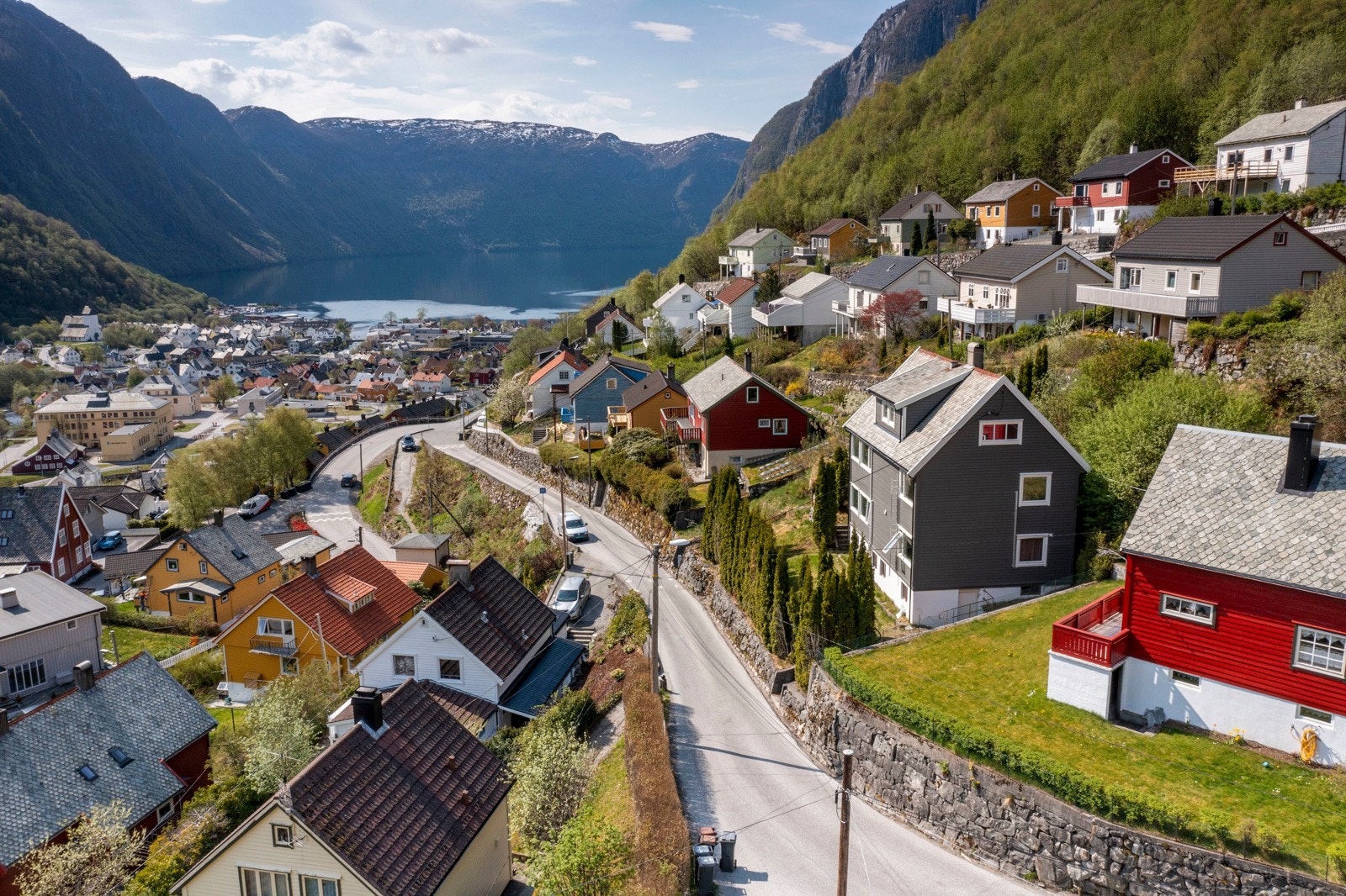Eiendommen ligger fint til i etablert boligområde i Hålandsvegen i Høyanger Galleribilde
