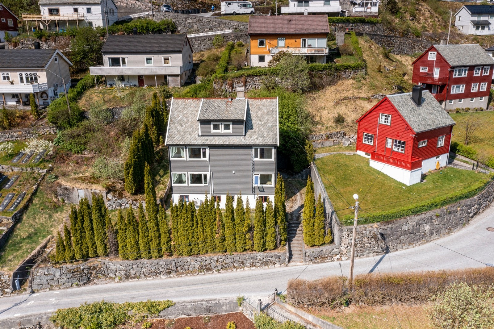 Det er tilkomst til eiendommen via betongtrapp fra kommunal vei som går langs tomta Galleribilde