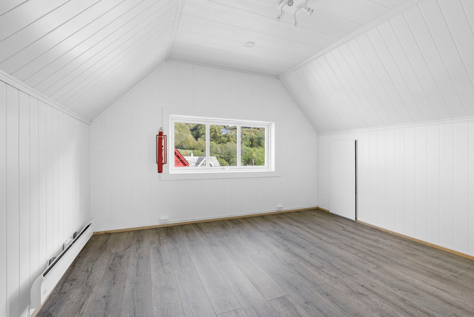 Loftet er i dag innredet med to soverom + disponibelt rom Galleribilde
