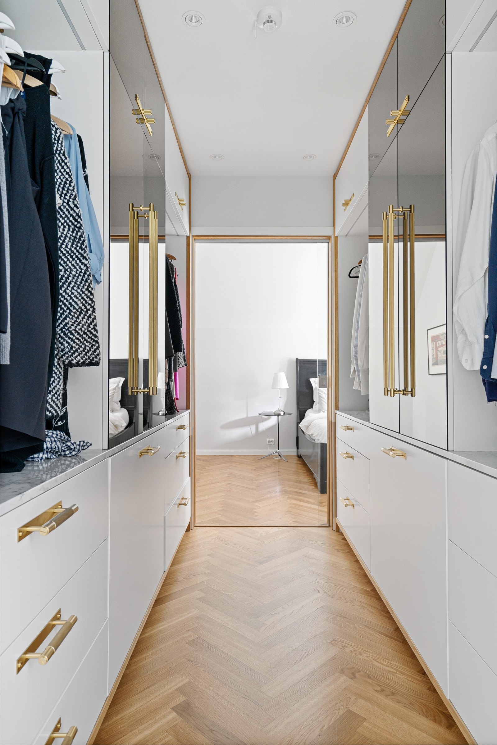 Stort walk-in closet . Galleribilde