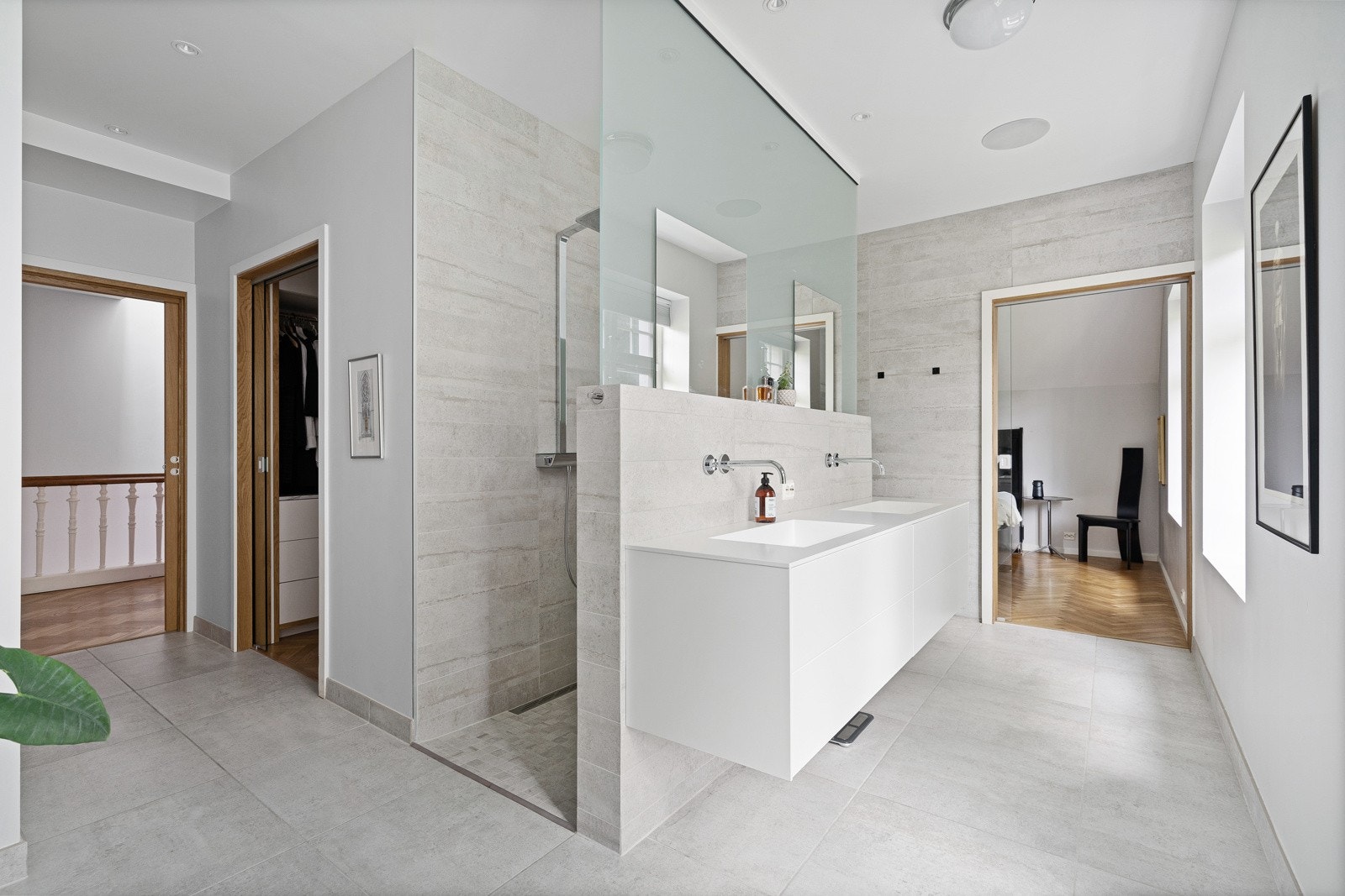Hovedsoverommet er en egen sone med walk-in closet, stor bad og toalett. Galleribilde