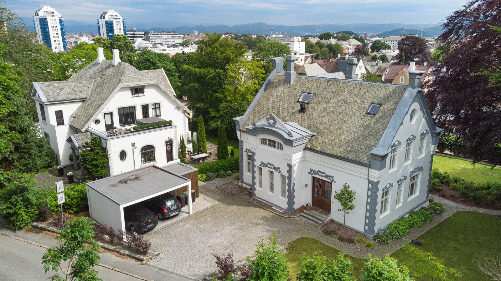 Stor gårdsrom og dobbel carport. Galleribilde