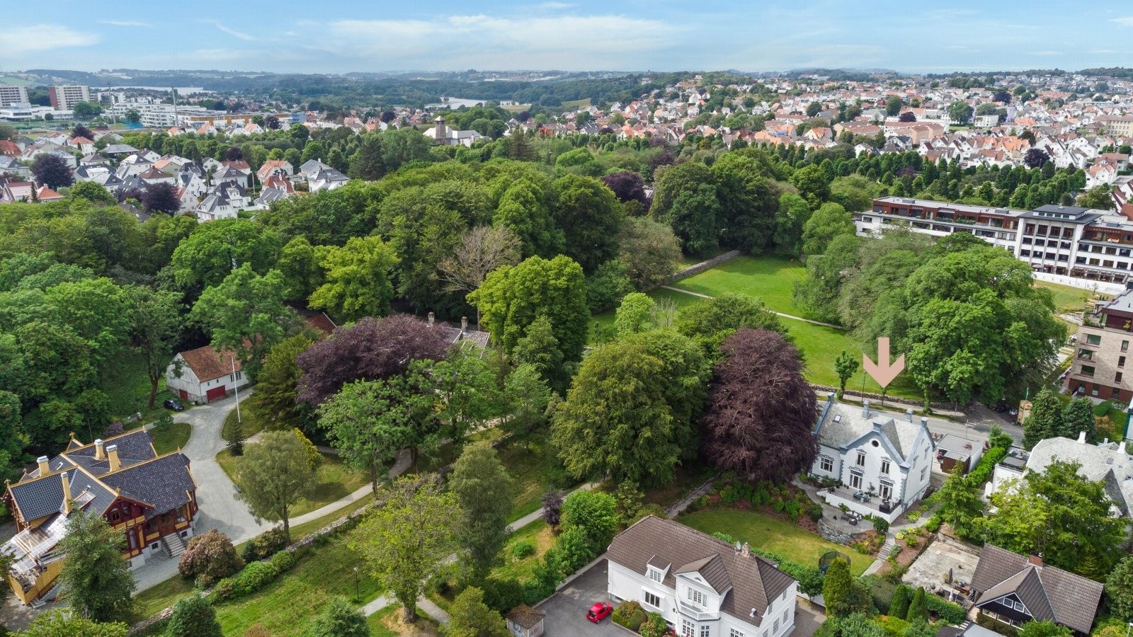 Eiendommen ligger flott til like ved Ledaal park. Galleribilde