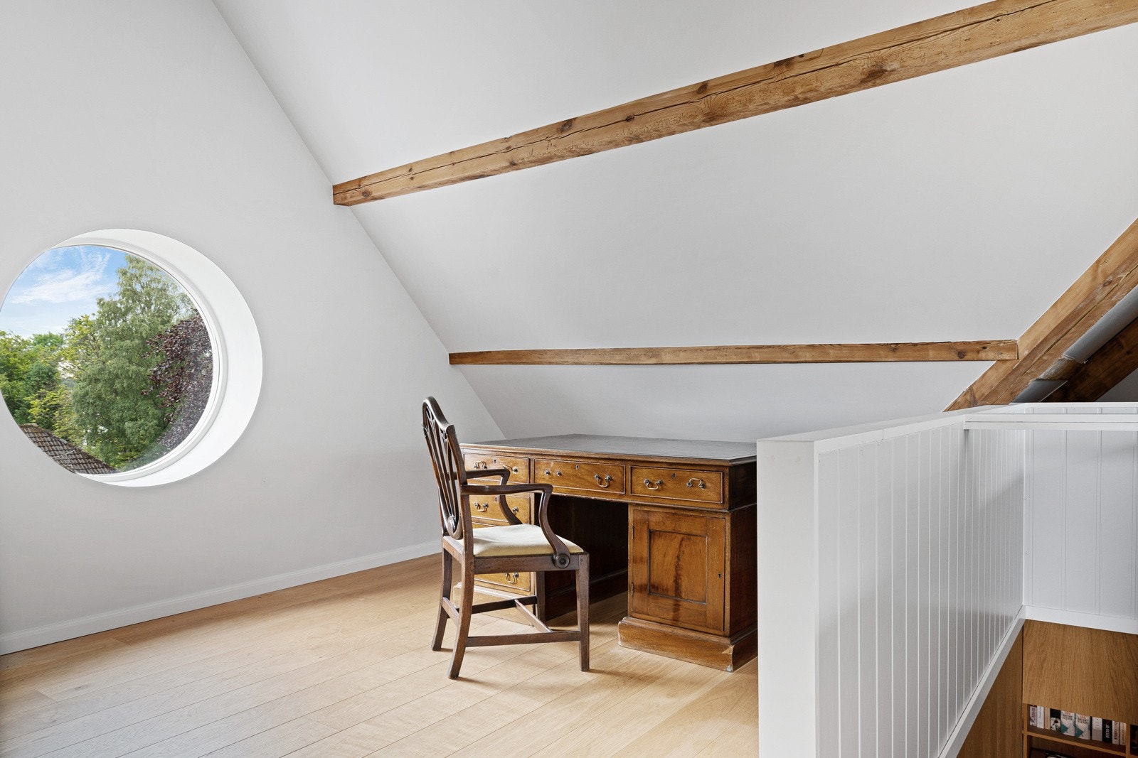Kontorplass på hemsen. Galleribilde
