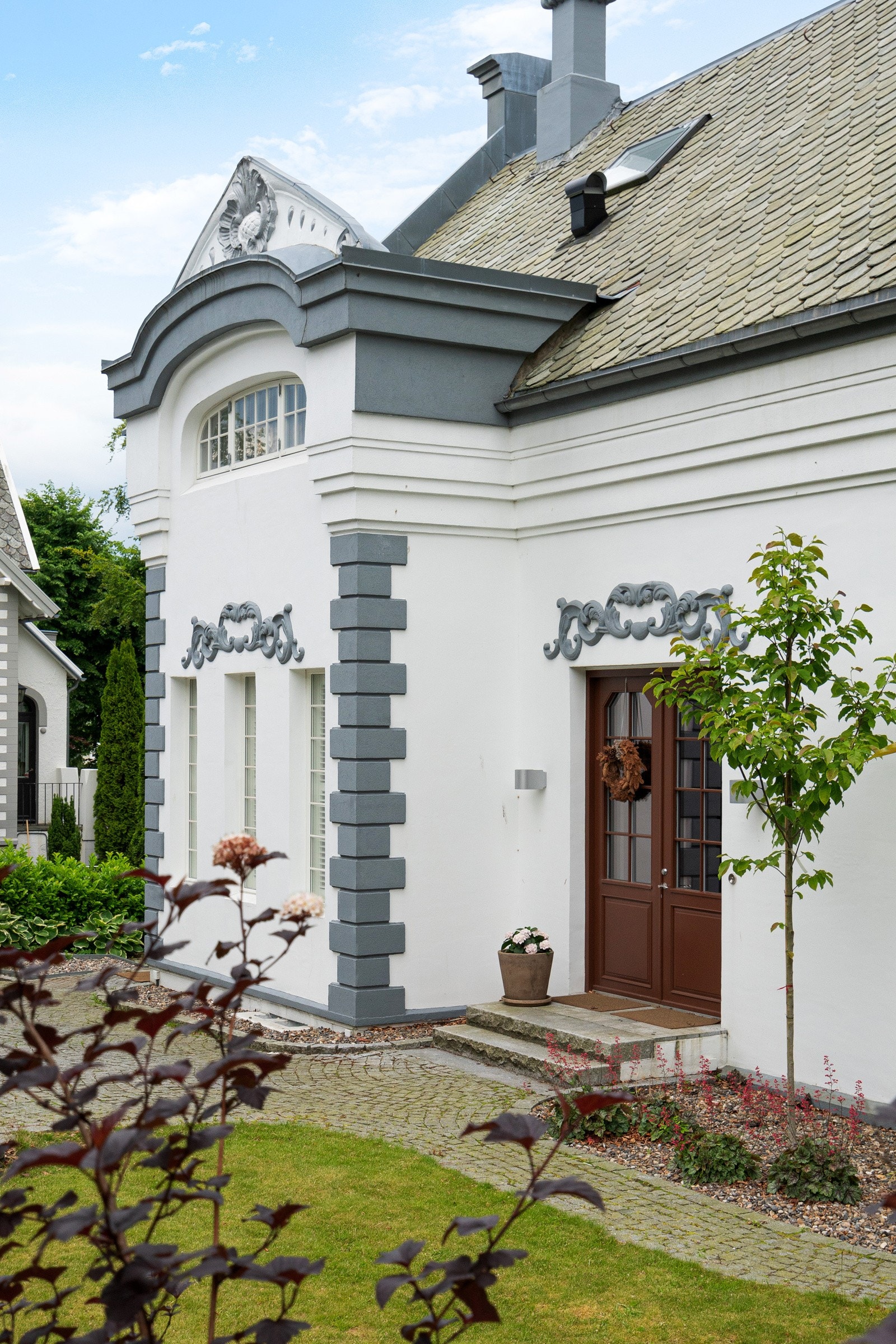 Boligen ble totalrenovert i 2017, men mange av de originale detaljene både inne og ute er beholdt. Galleribilde