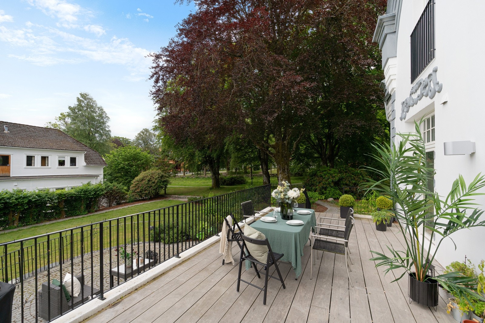 Terrasse med adkomst fra stue og kjøkken. Galleribilde
