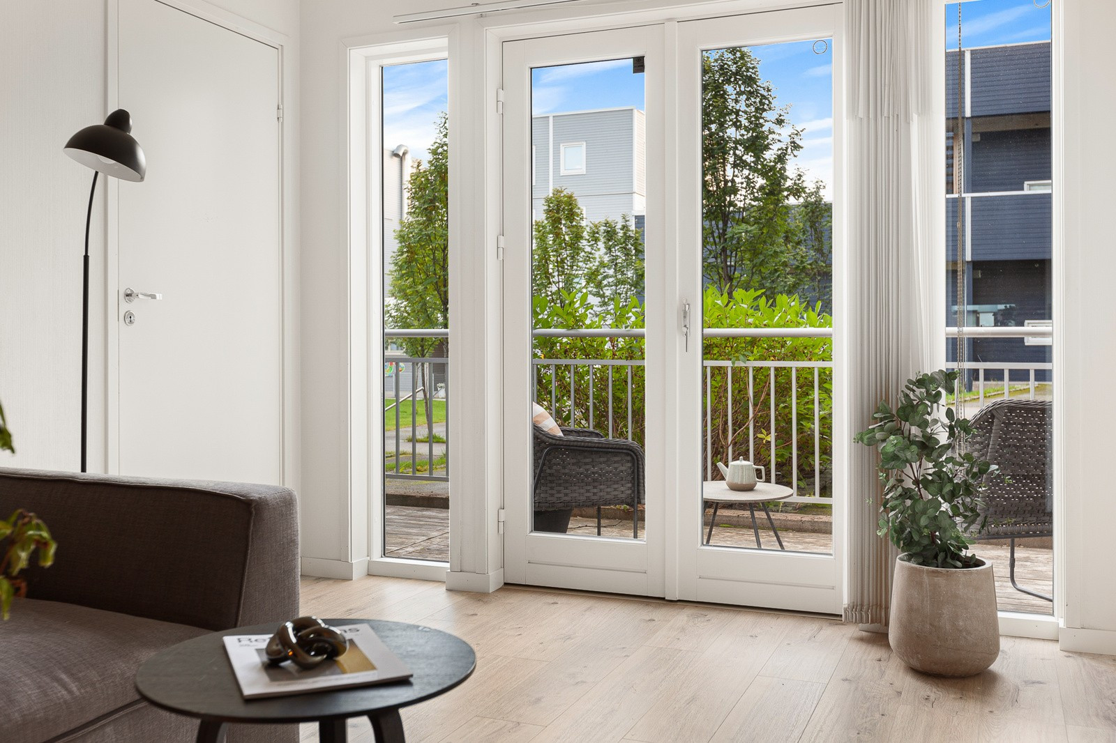 Fra stuen er det utgang til sørvendt terrasse på 17 kvm.