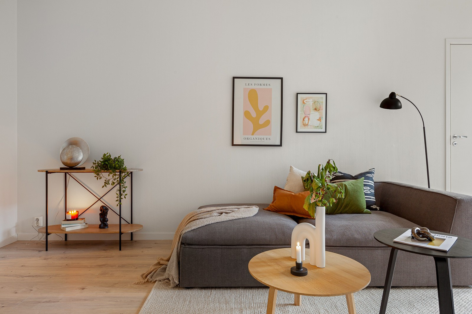 Her får du en lys og luftig stue med god plass til sofa med tilhørende møblement.