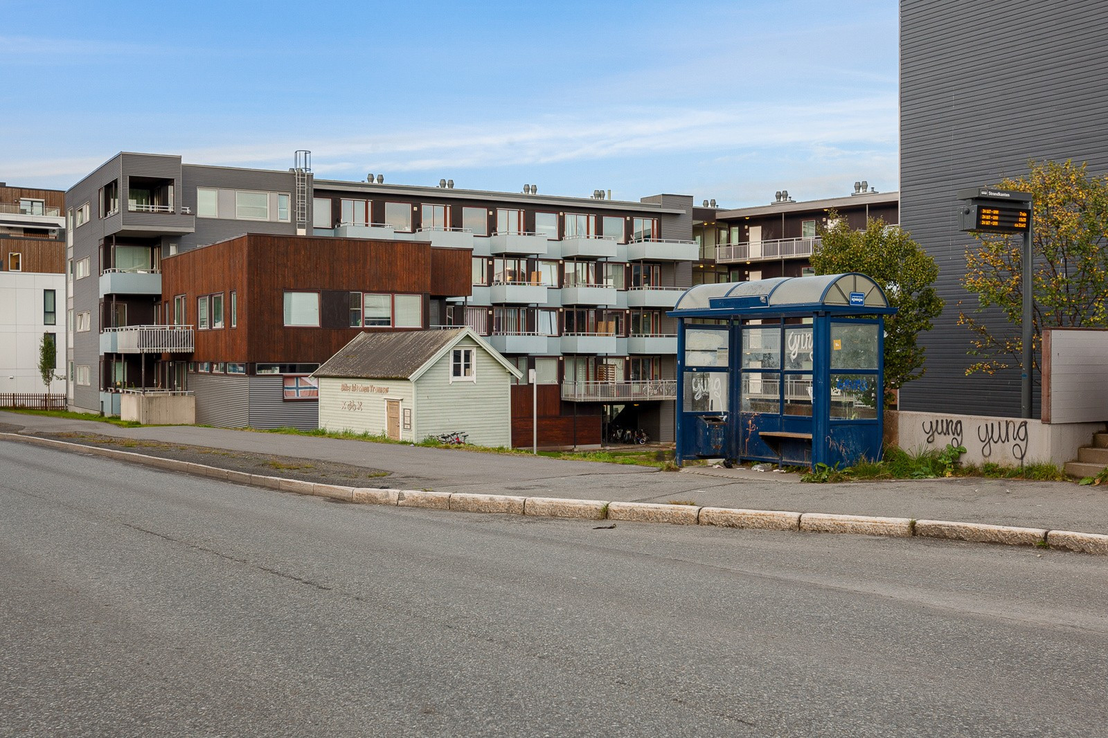 Umiddelbar nærhet til busstopp med hyppige avganger.