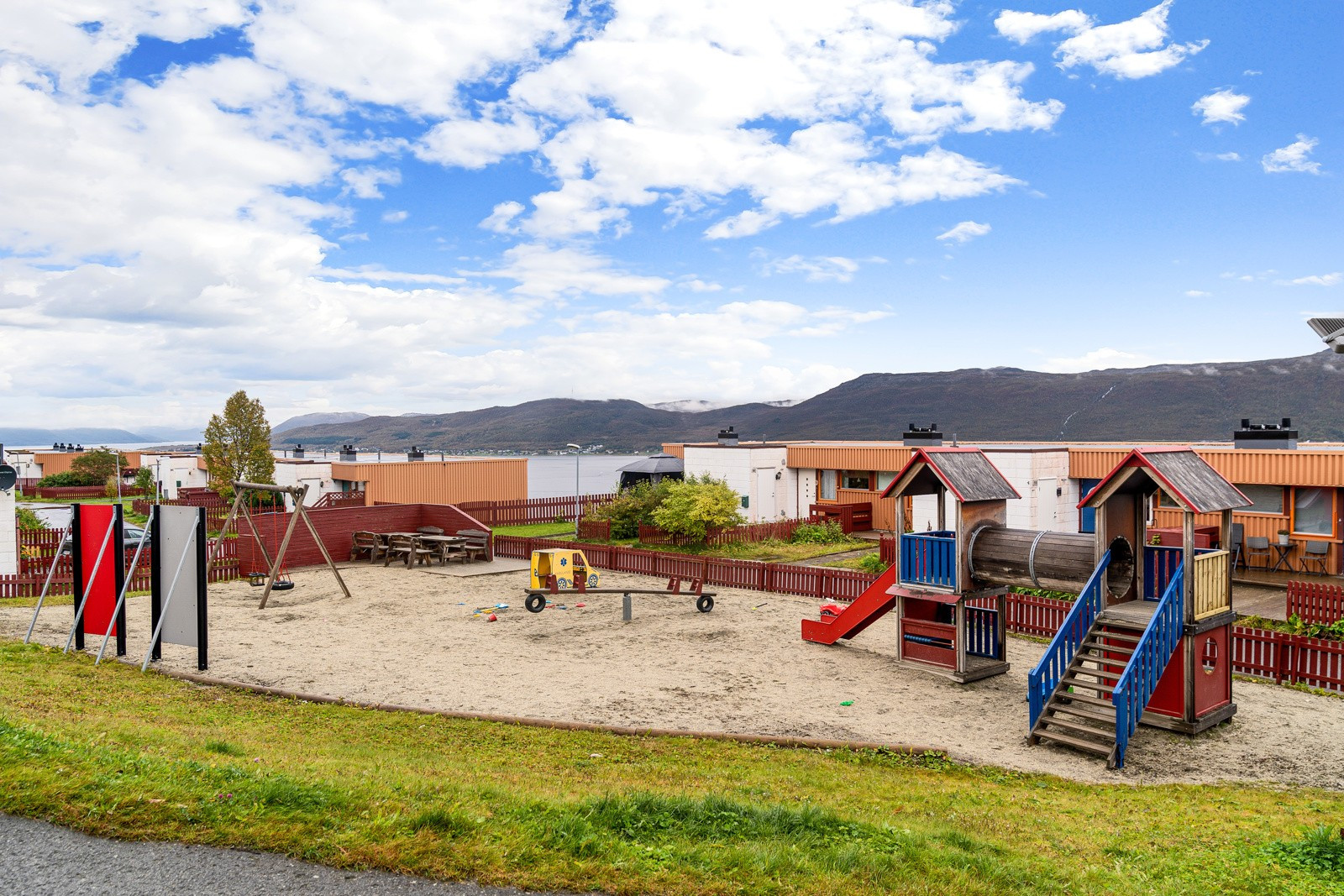 Flere hyggelige fellesområder i borettslaget.