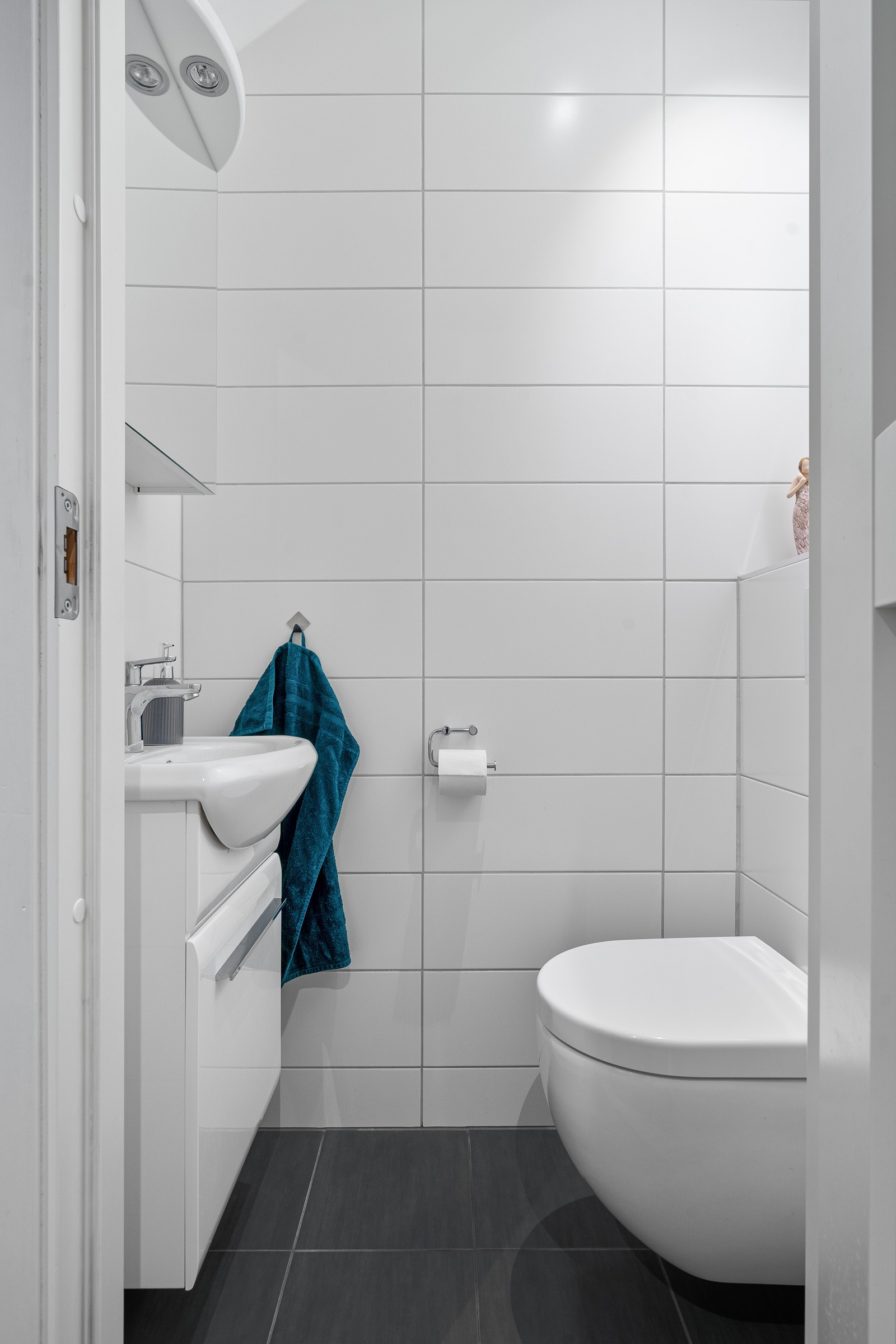 Påkostede materialvalg med bruk av flis og varmekabler i flere rom.