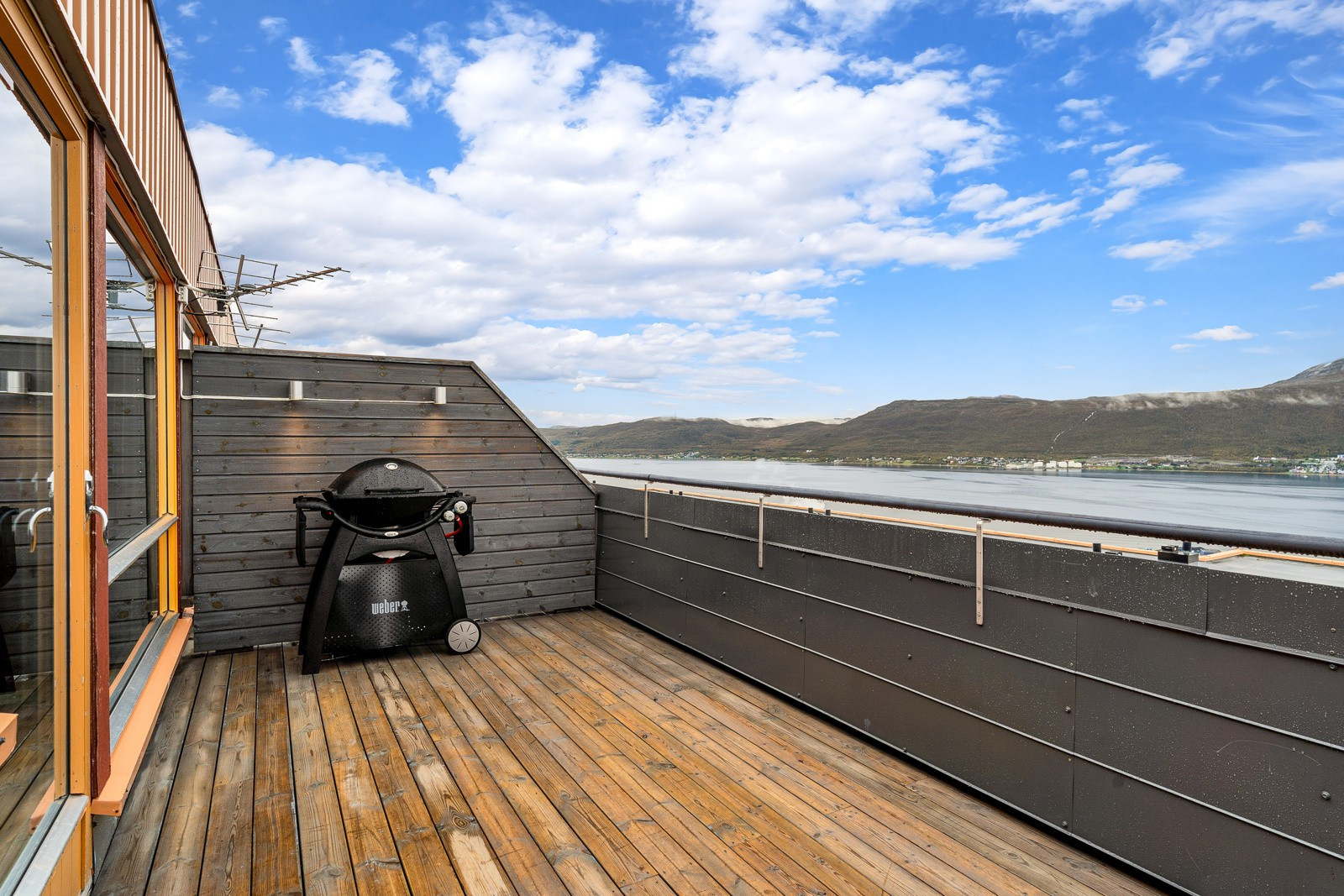 Den store verandaen har meget god plass for utemøbler. Legg også merke til belysningen som gir et lekkert helhetsinntrykk og bidrar til bedre romfølelse i stuen.