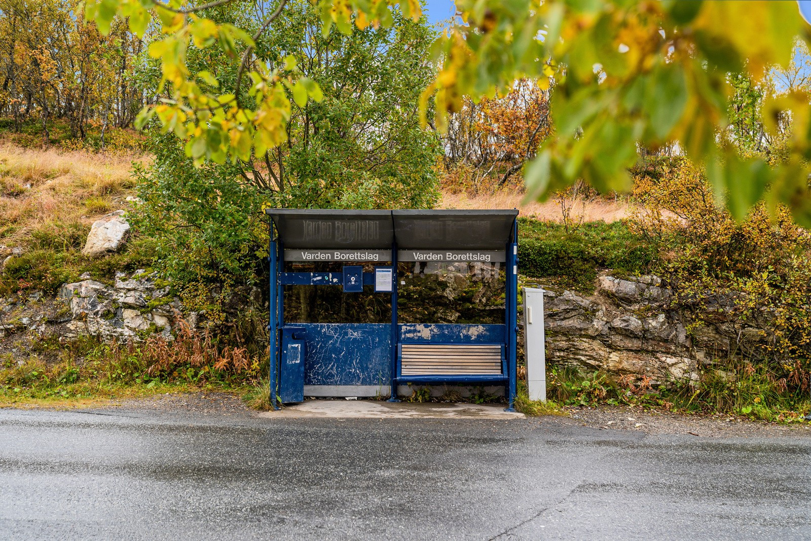 Busstoppet ligger rett ved og har direkteforbindelse til bl.a. UiT/UNN (4 min), sentrum (10 min), samt Giæverbukta og flyplassen.