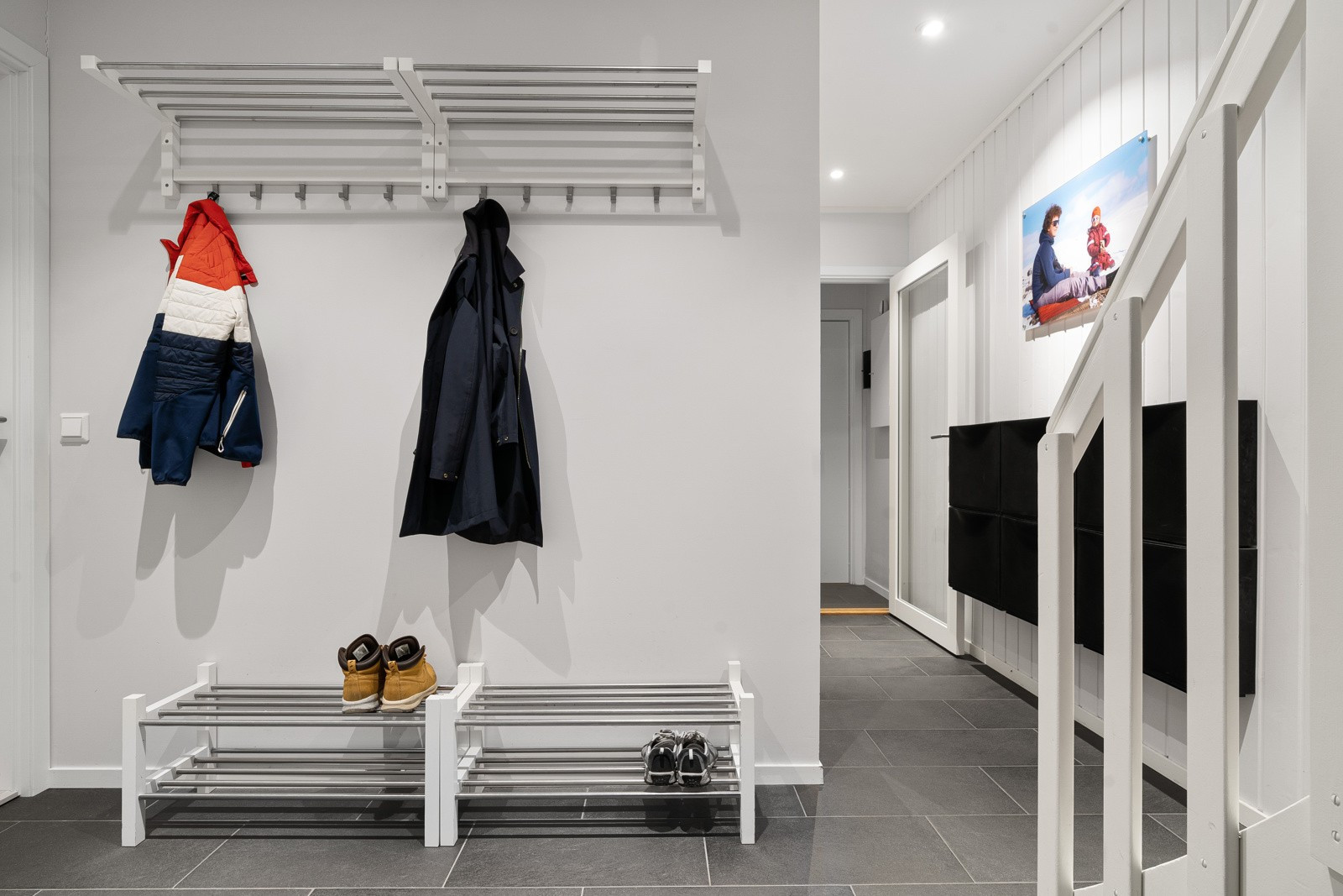 Velkommen inn! Den store gangen gir et godt førsteinntrykk av boligen med downlights i tak og god plass for oppheng av yttertøy.