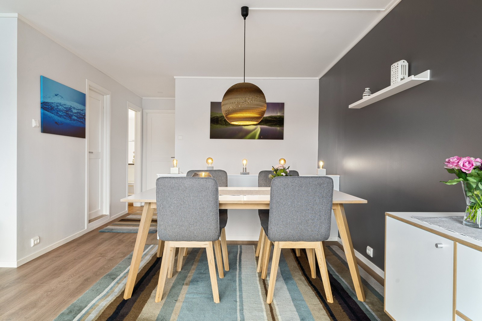 Stuen har god plass og naturlige soner for møblement som sofagruppe og spisebord.