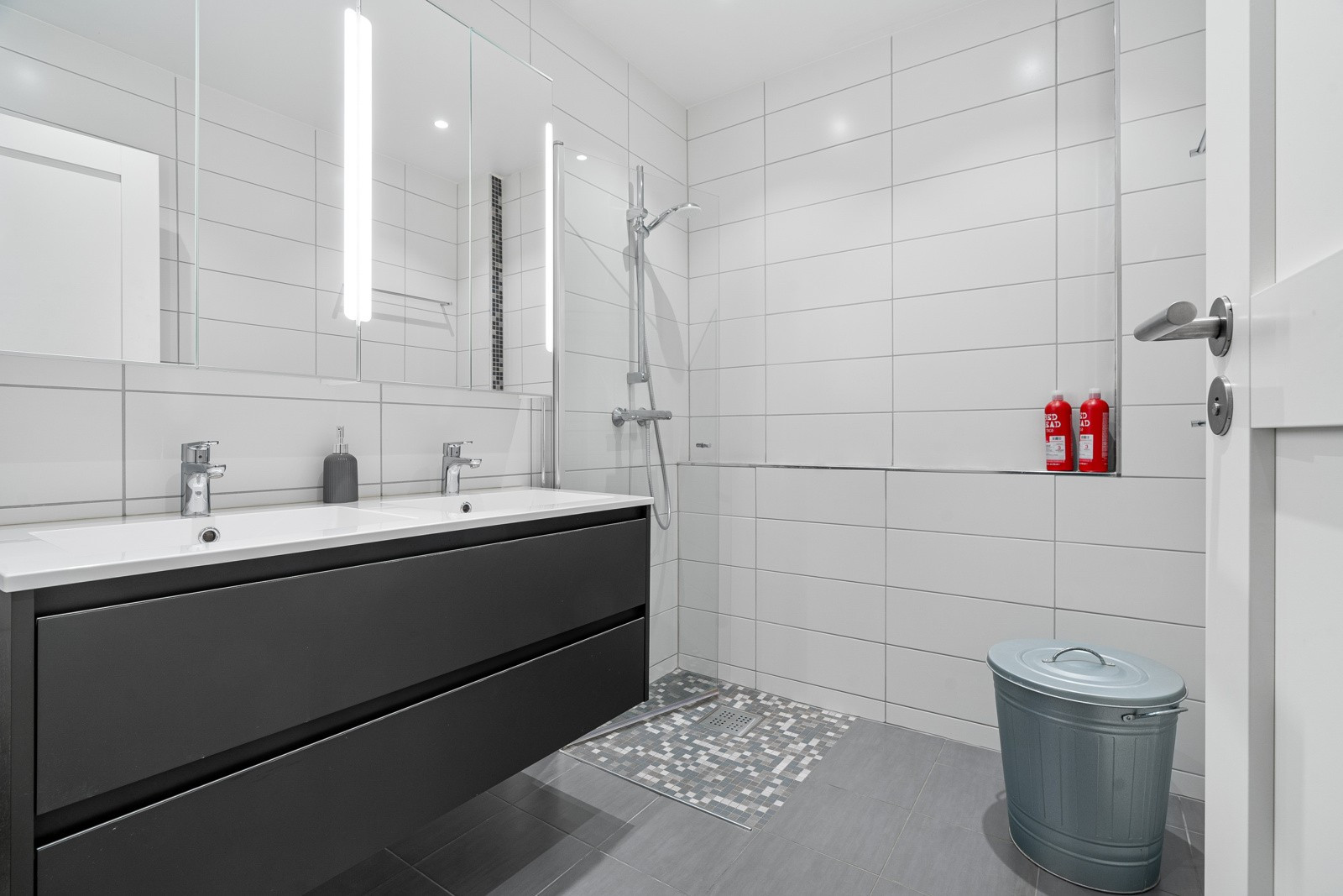 Badet er også pusset opp i 2015 og er utsyrt med dusjhjørne med praktisk hyllenisje og dobbel servant med mye oppbevaringsplass under.