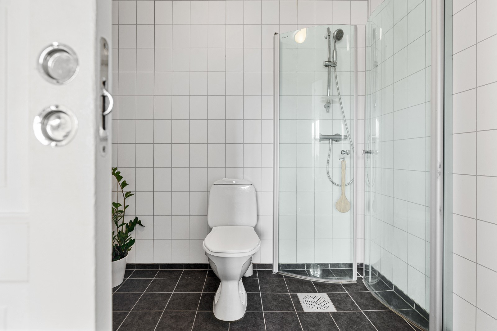 Flislagt bad med plassbesparende løsninger.