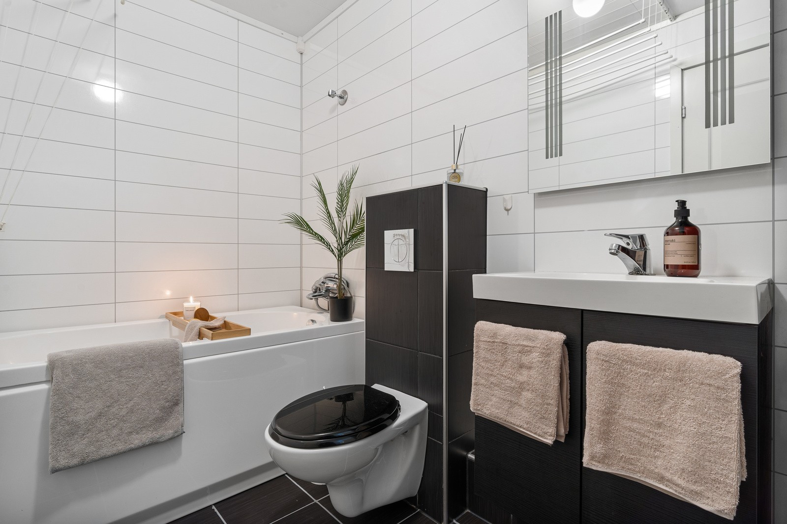 Hovedbad med badekar og praktisk innredning.