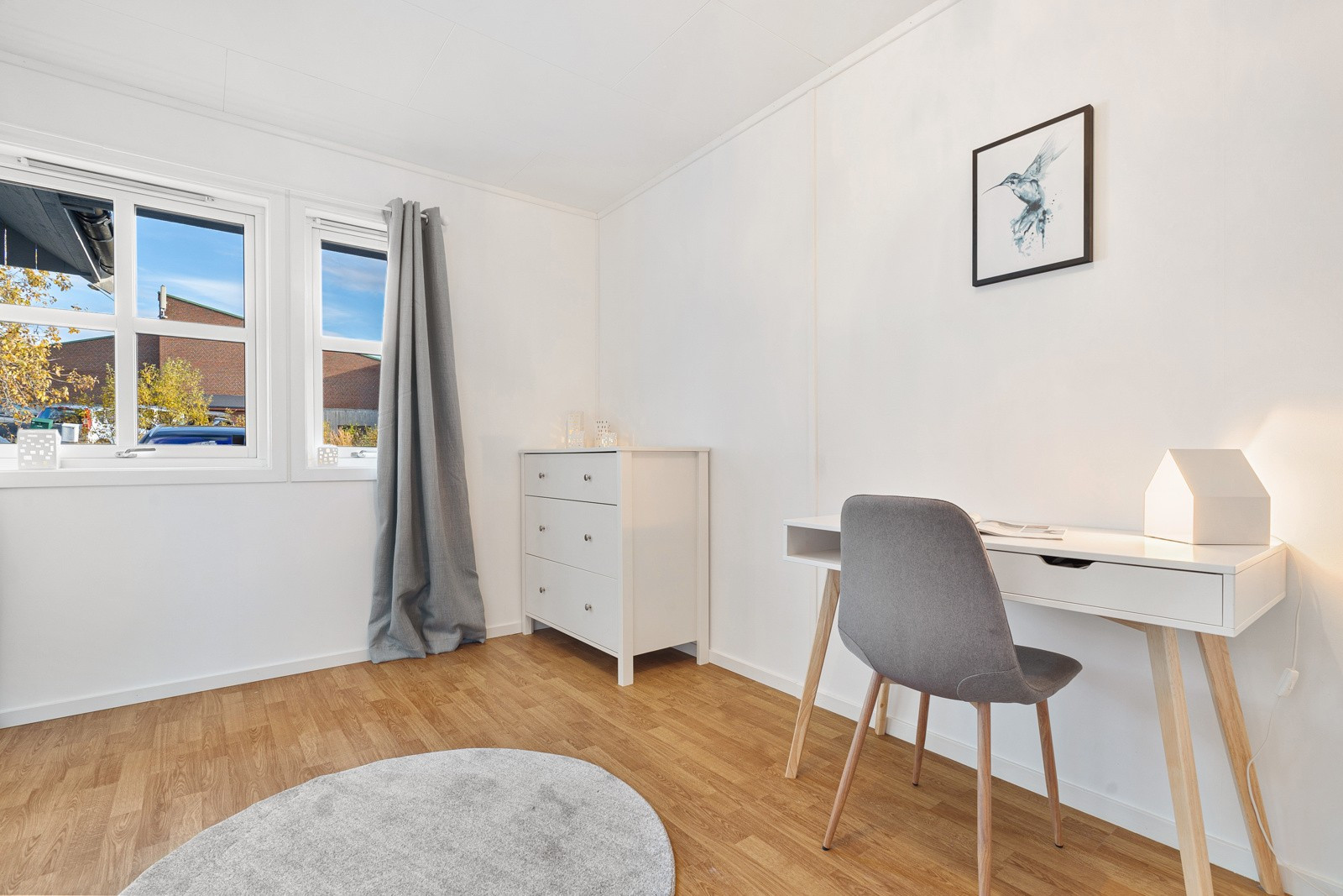 Soverommet er romslig og har god plass til seng, skrivepult og klesoppbevaring.