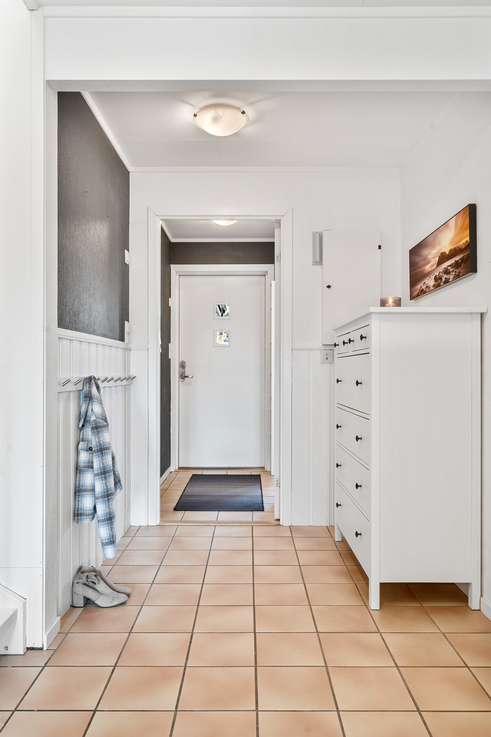 Entre med plass til garderobemøbel.