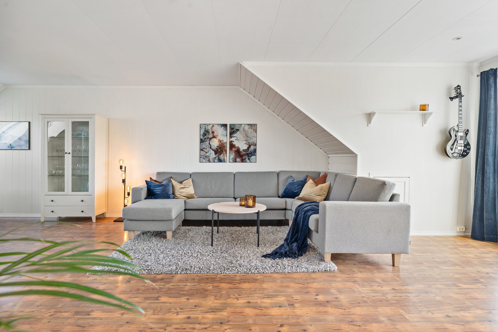Innbydende stue med gode møbleringsmuligheter.