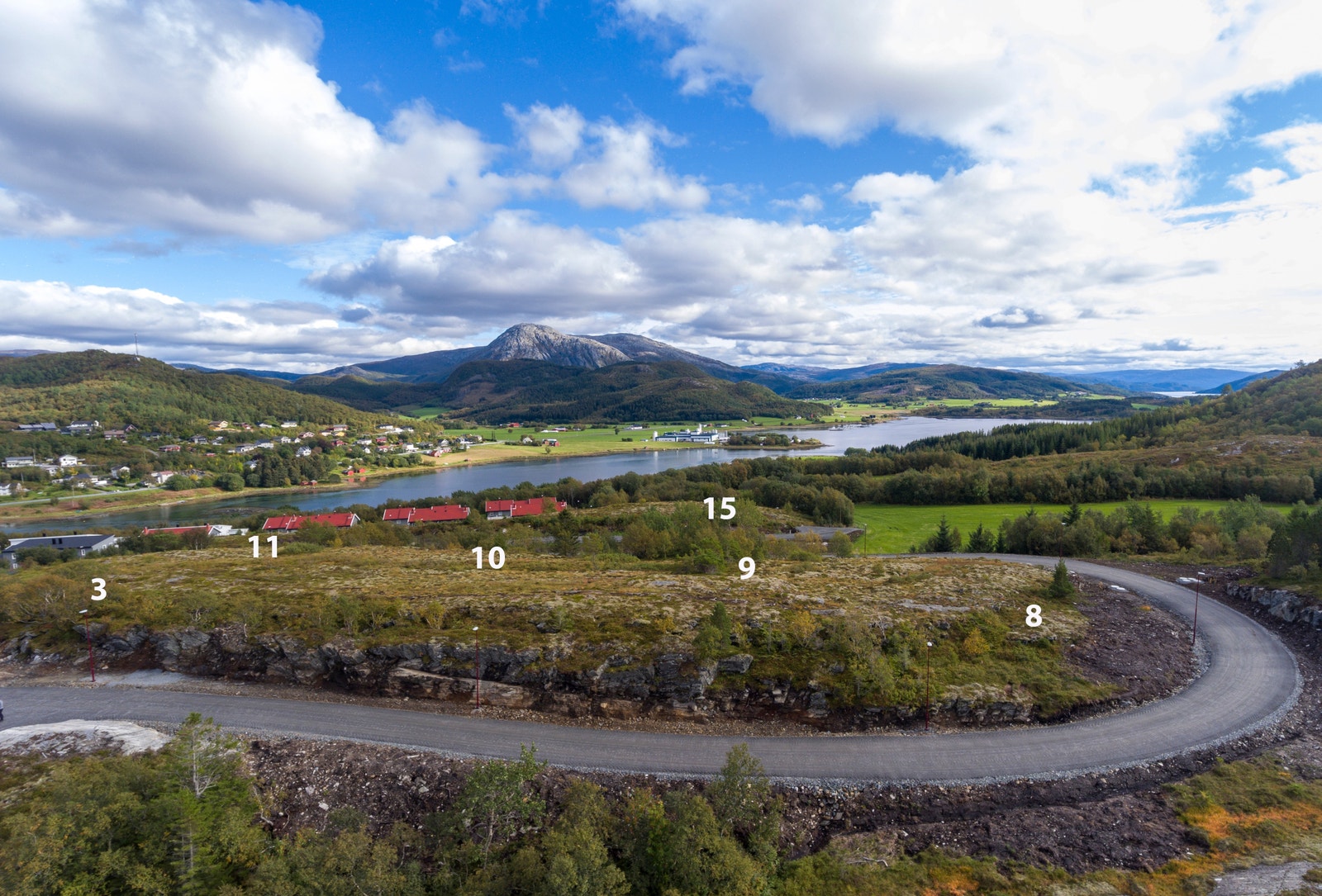 Boligfeltet ligger ca 1 km fra Berg sentrum med skole, barnehage, butikk, spisested, båtmarina og andre servicefunksjoner Galleribilde
