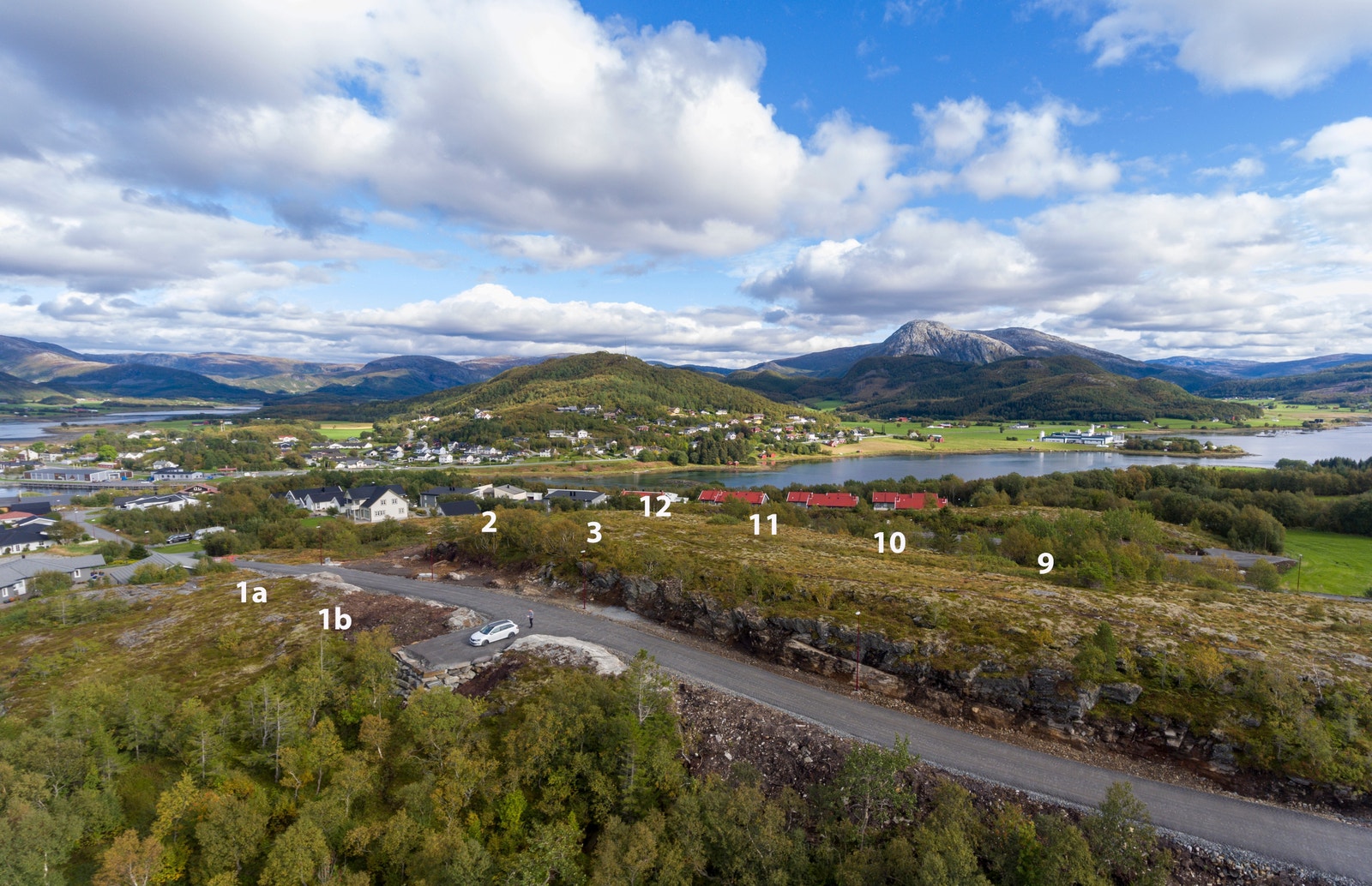 Boligfeltet ligger ca 1 km fra Berg sentrum med skole, barnehage, butikk, spisested, båtmarina og andre servicefunksjoner Galleribilde