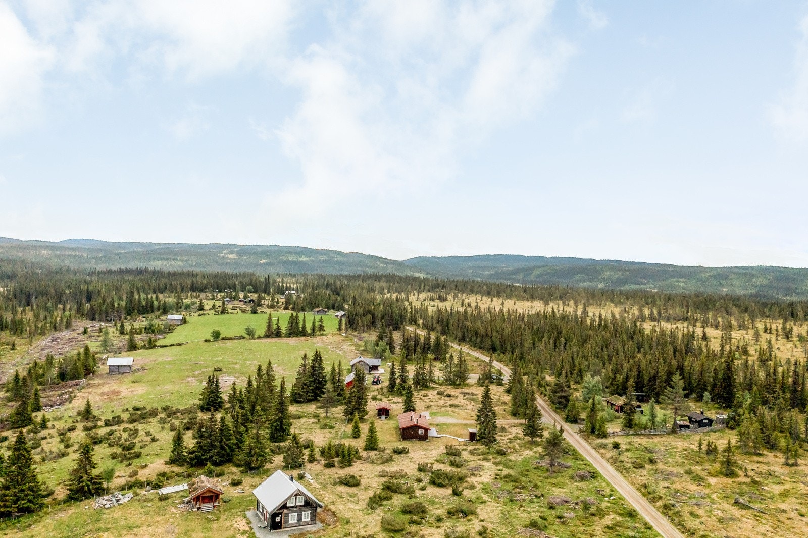 Eiendommen ligger midt på et seterlag der ingen av setrene er i drift, men benyttes som fritidshus. Hytta ligger på gammel slåttemark, og fremstår åpent og luftig med god utsikt. Galleribilde