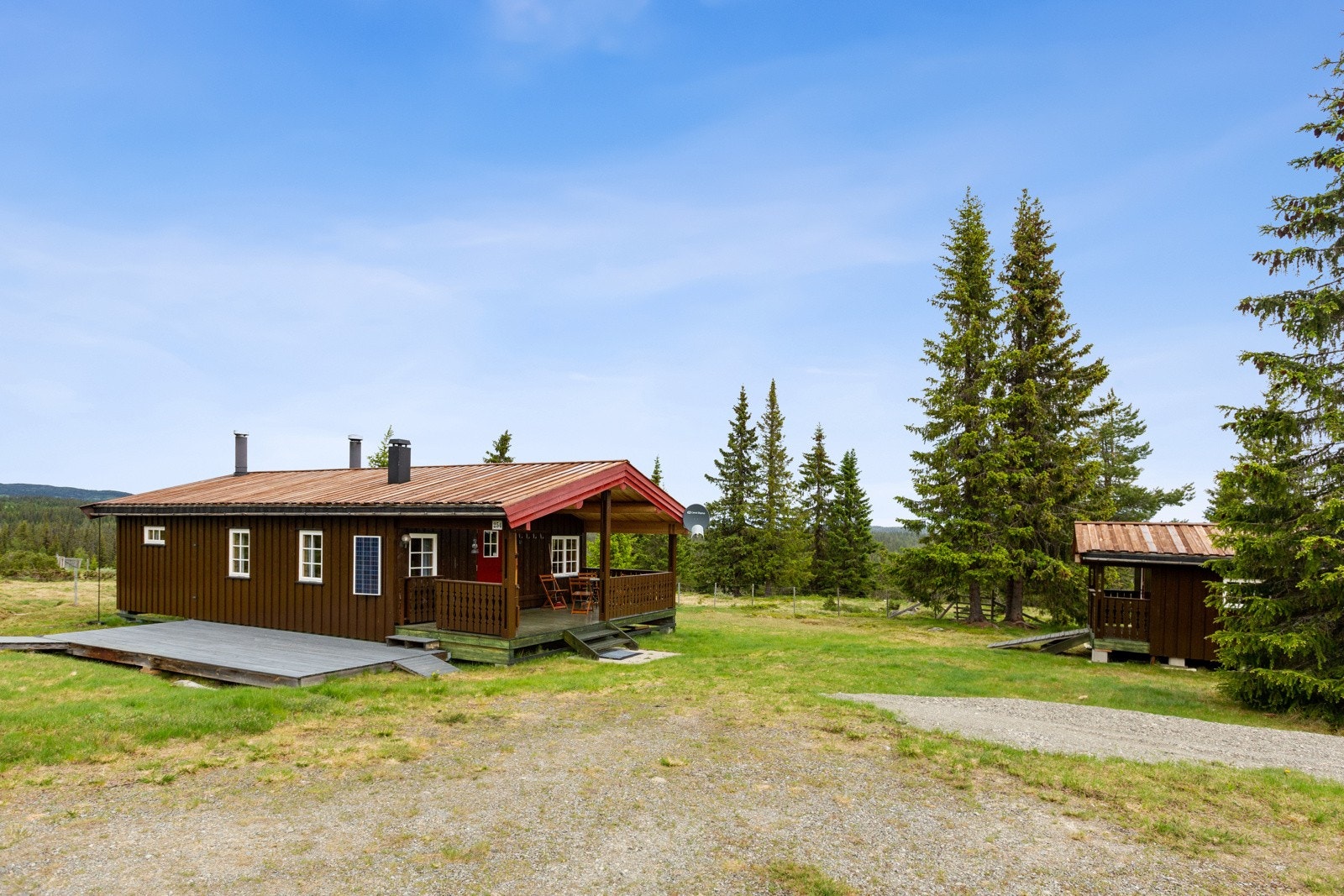 På oversiden av hytta er det en solfylt terrasse på terreng. Her kan varme sommerdager eller late høstkvelder nytes sammen med familie, venner og kjente. Fra terrassene er det nedgang til plen med god plass til lek og moro. Galleribilde