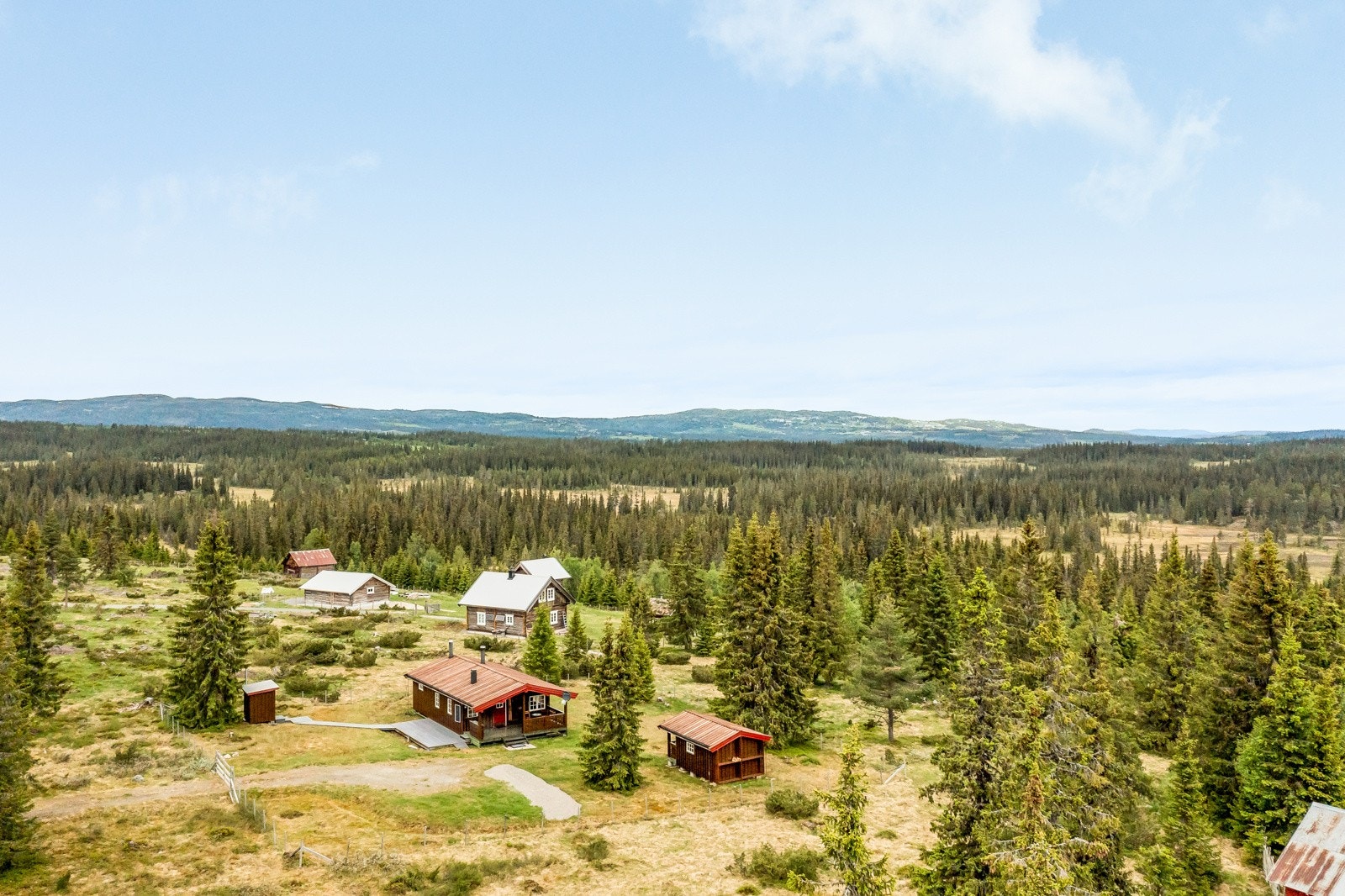 "Fjellvang" som eiendommen heter, er en trivelig fjelleiendom som ligger i et område med fri natur på alle kanter og med flotte turområder både sommer som vinter. Galleribilde