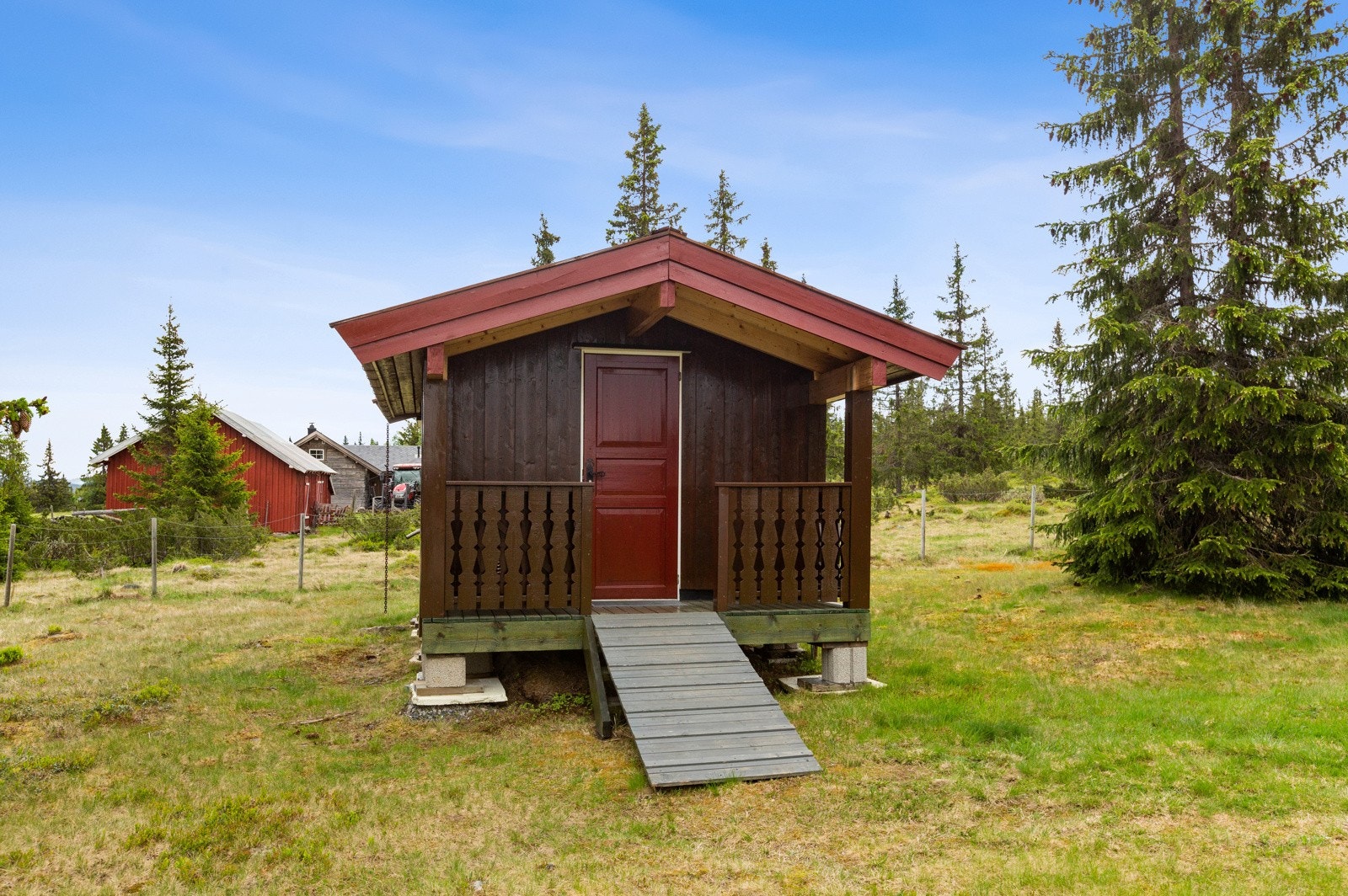 Utendørs er det to uthus for ytterligere lagringsmuligheter. Galleribilde