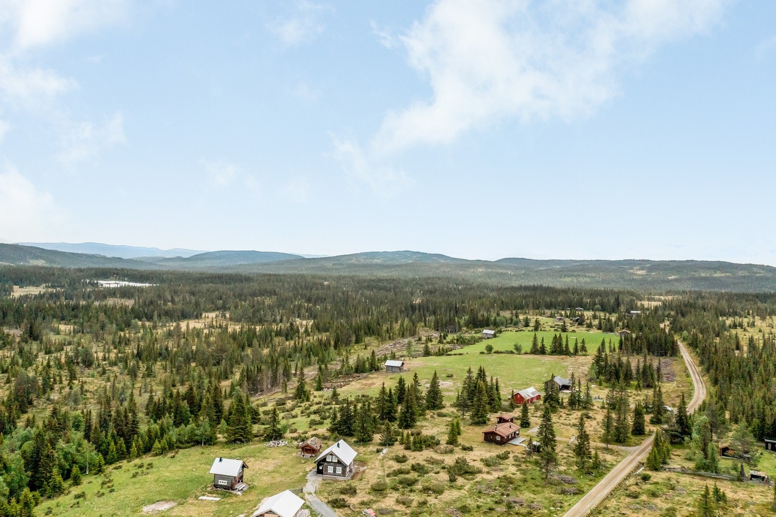 Mulighetene er mange i disse vakre omgivelsene. Fiske, jakt, fjellvandring, sykling eller kanopadling i den snøfrie årstida, og om vinteren kjøres det opp milevis med skiløyper, delvis i skogsterreng og delvis på fjellet. Galleribilde