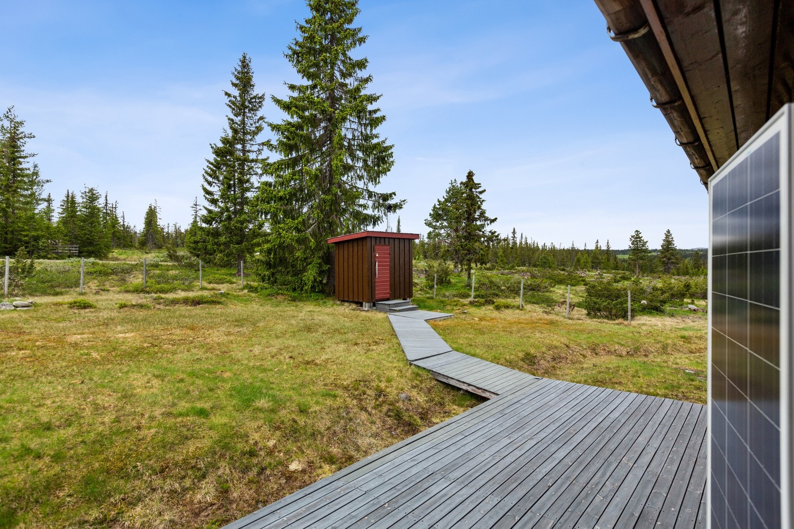 Det andre uthuset har utedo og bod for lager av utstyr. Galleribilde