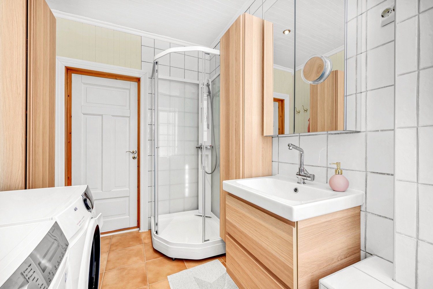 Badet i 2. etasje ble modernisert med maling, ny innredning og servant, dusjkabinett og speilskap i 2017. Galleribilde