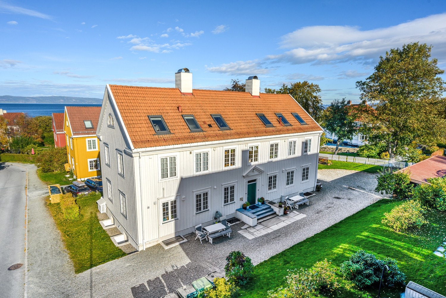 EiendomsMegler 1 v/Frank Robert Bae har gleden av å presentere en flott 1/4-part med populær beliggenhet på Nedre Charlottenlund! Galleribilde