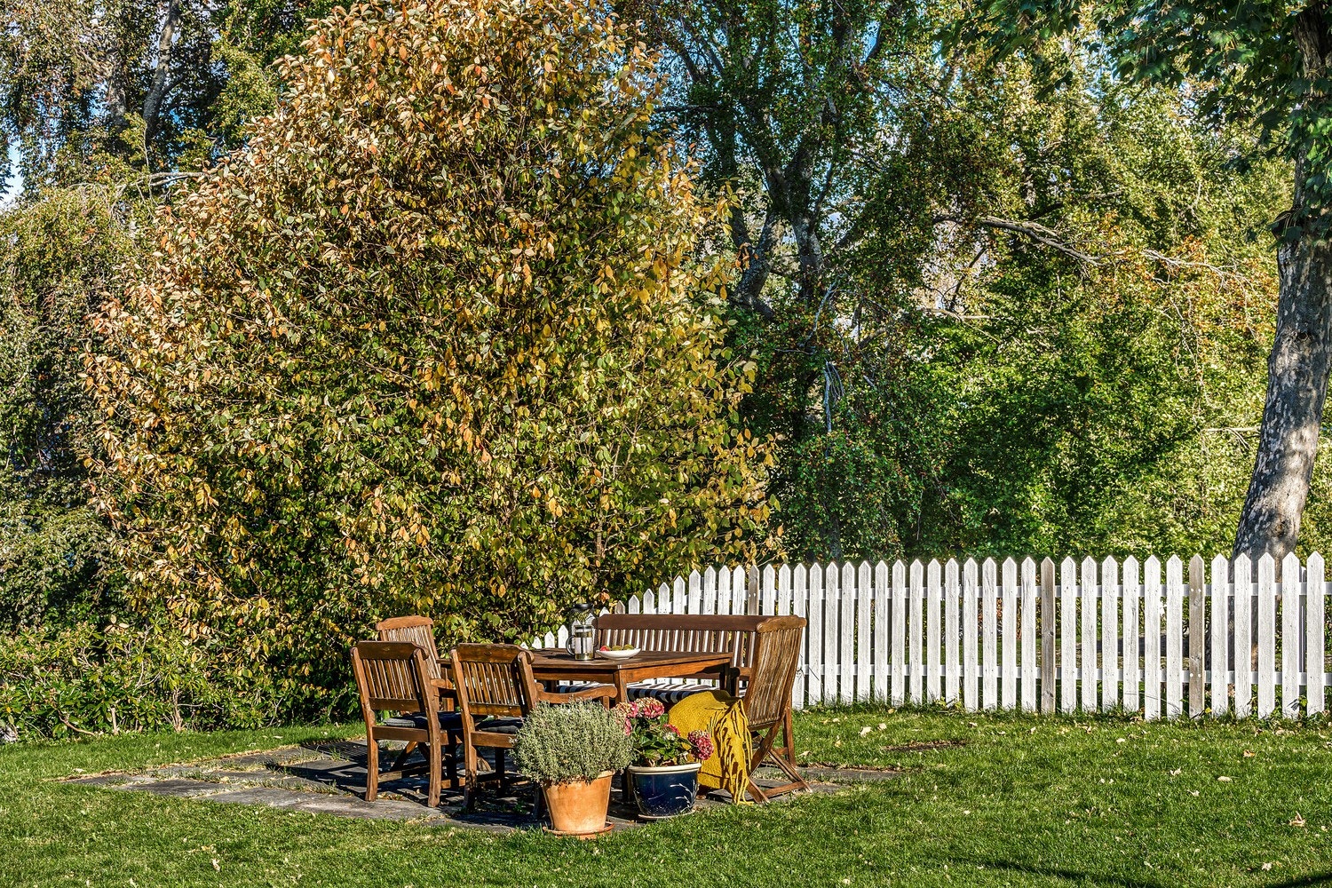 På sameiets tomt nyter man solen hele dagen i herlige omgivelser. Galleribilde