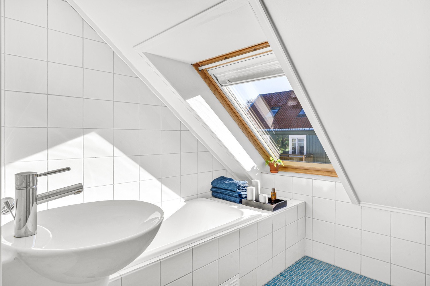 Hele loftsetasjen, inkl. badet, er totaloppusset og innredet i 2003/2004. Arealet er omsøkt bruksendret og godkjent hos Trondheim kommune. Galleribilde