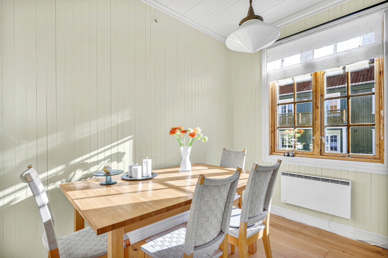 Kjøkkenet er romslig og har god plass for stort spisebord. Galleribilde