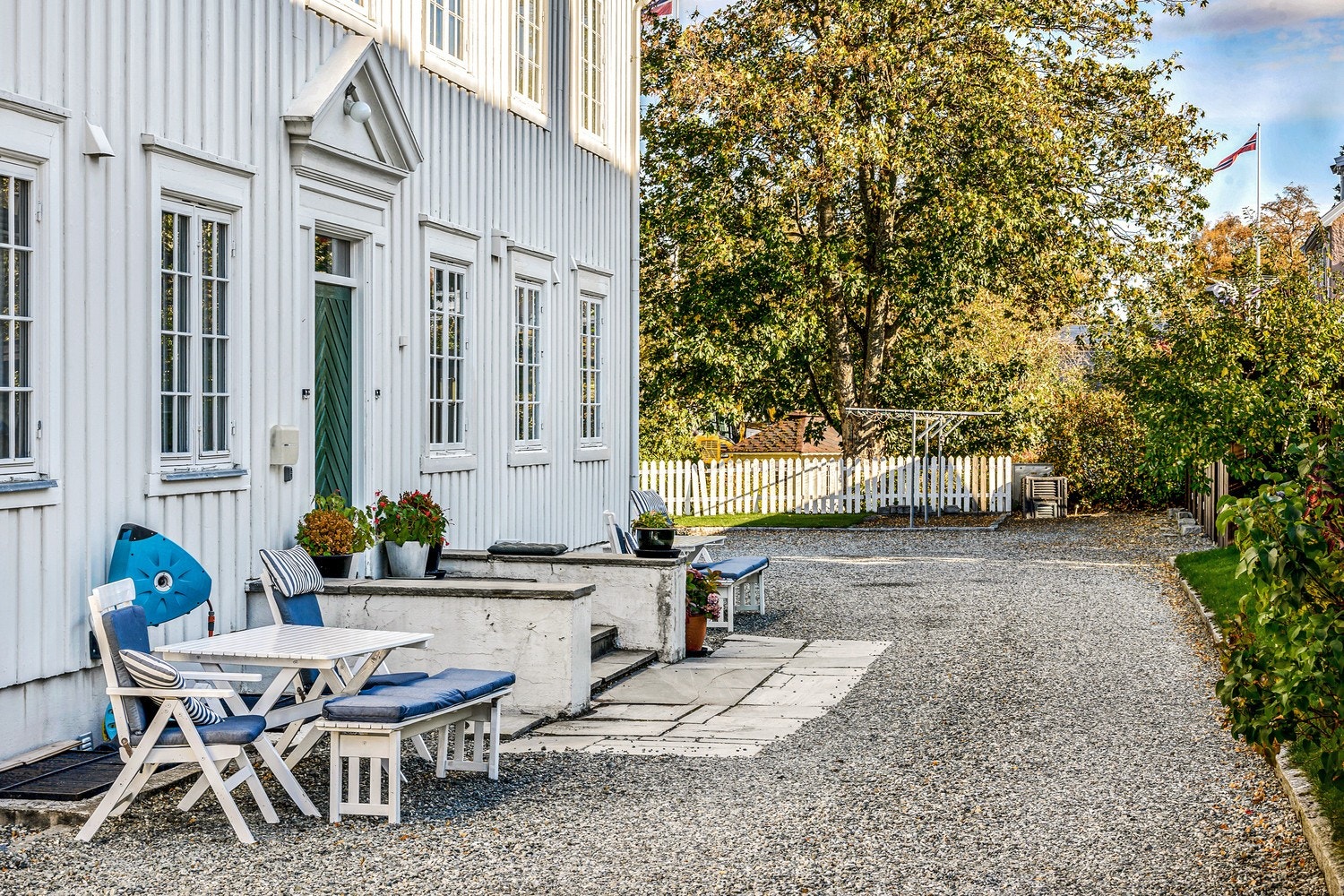 Inngangsparti. Sameiet har lagt mye ressurser i oppgradering av uteområdet, bl.a har det blitt utført planering av hage, etablering steinplatt og felles klesstativ i galvansiert stål. Galleribilde